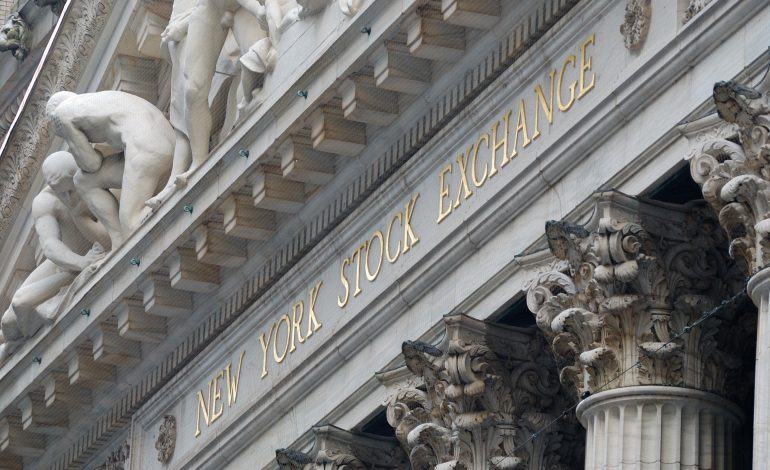  OXLC stock yields 22% and beats S&P 500: is it a good buy?